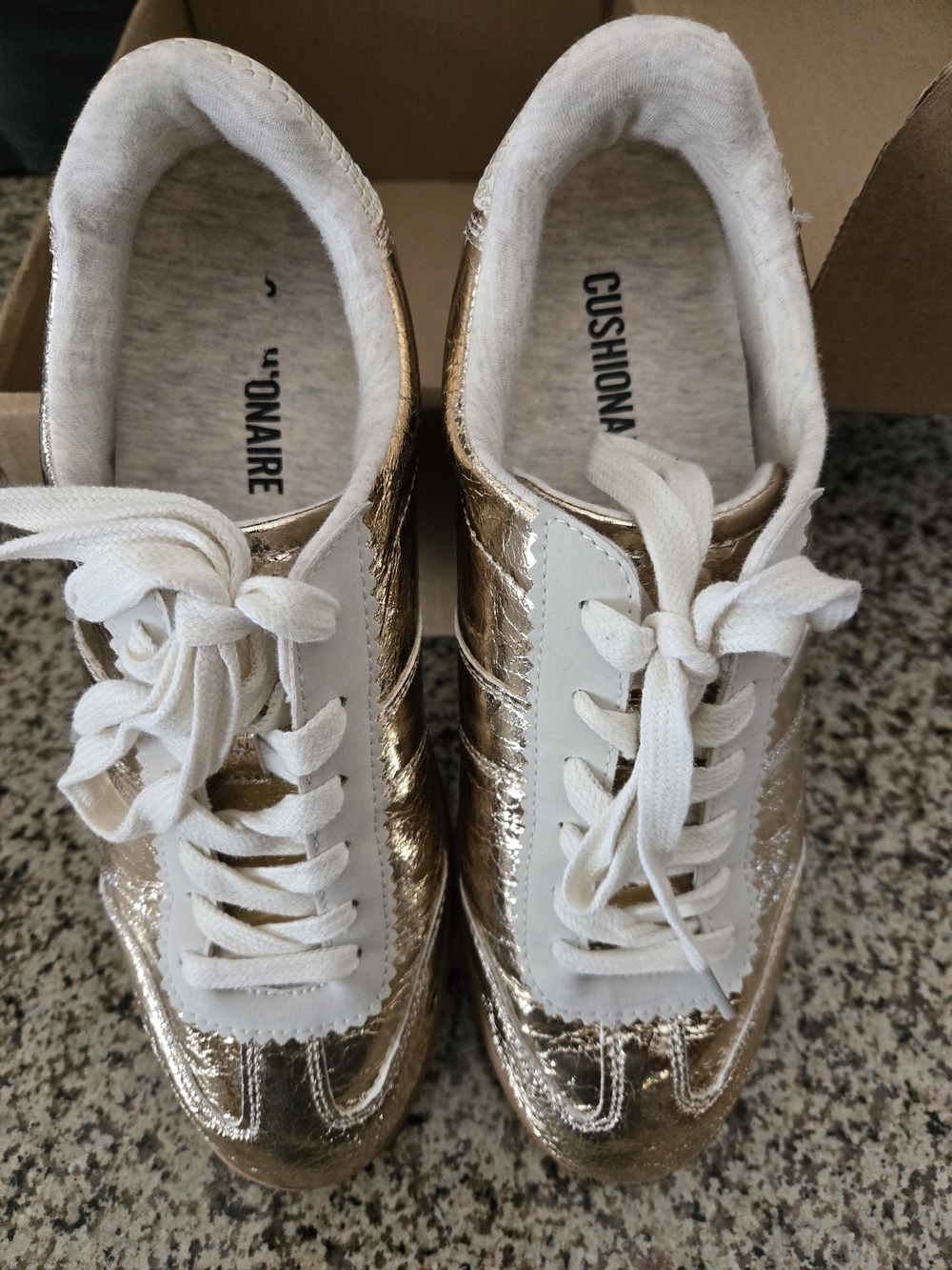 CUSHIONAIRE Balance Womens Casual Sneaker